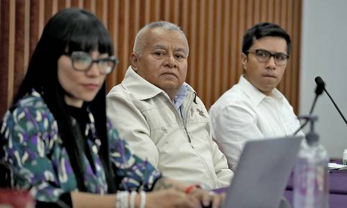 Jesús Ochoa (centro), junto a los abogados Karla Michelle Salas y Alan Piñón.