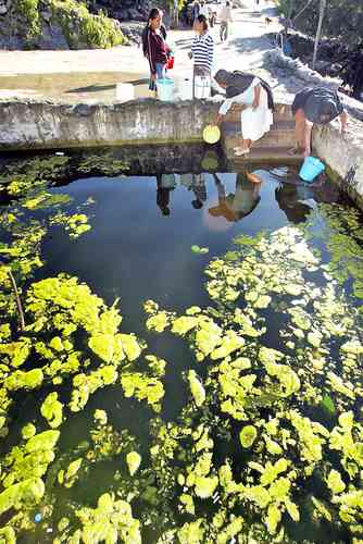 Mujeres de Tlamacazaca, Guerrero, extraen el líquido infectado con arsénico y plomo, que beberán a pesar de las graves consecuencias para su salud. Imagen de archivo.