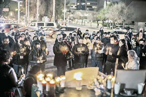 Familiares, amigos y compa-ñeros de trabajo asistieron al sepelio del fotoperiodista Margarito Martínez, en el panteón de Santa Gema.