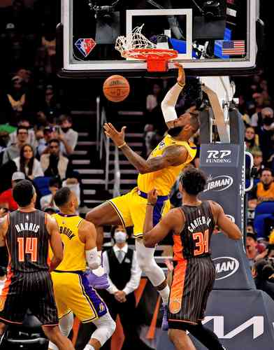 LeBron James (centro) anotó ayer 29 puntos en el triunfo de Lakers 116-105 sobre Magic de Orlando. Frank Vogel, entrenador de Los Ángeles, remplazó a Dwight Howard por James al arrancar la segunda mitad y los Lakers lograron en el tercer periodo un 20-2. Superaron a Orlando 31-16 en el cuarto, en el cual convirtieron 13 de 23 tiros, incluidos cinco de ocho triples. Carmelo Anthony aportó 19 de sus 23 unidades en la segunda mitad y atinó cuatro tiros de tres puntos, mientras Stanley Johnson sumó 11 puntos y cinco rebotes. En más resultados: Charlotte 121-98 Oklahoma City, Los Ángeles Clippers 102-101 Filadelfia, Portland 109-105 Boston, Milwaukee 94-90 Chicago.