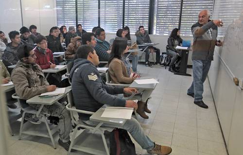 Educadores desde educación prescolar hasta docencia tecnológica y entrenamiento deportivo podrán solicitar su titulación. En imagen de archivo, clases en un plantel del IPN.