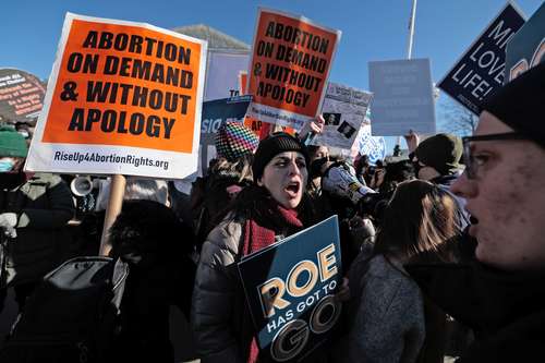 Activistas en contra del aborto y otros que piden una ley federal que ampare esa garantía constitucional se manifiestaron ayer frente a la Suprema Corte de Estados Unidos en Washington, DC, en el 49 aniversario de la decisión judicial del caso Roe vs Wade, que marcó la legalización de la interrupción del embarazo en varios estados.