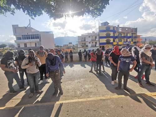 Frente a la Fiscalía de Guerrero, en Chilpancingo, normalistas de Ayotzinapa exigieron la libertad de cinco compañeros detenidos en la caseta La Venta de Acapulco.