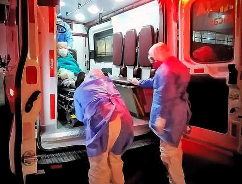 Paramédicos de la ciudad de Zacatecas trasladan a un paciente con covid-19 al hospital general del Issste. La Secretaría de Salud de la entidad informó que 54 por ciento de las camas disponibles en los nosocomios se encuentran ocupadas.