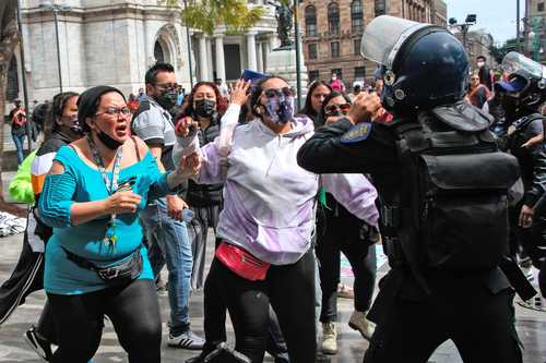 Mujeres de la Mercadita encararon a policías que les impidieron vender.