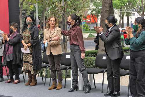 Ernestina Godoy, Alejandra Frausto, Beatriz Gutiérrez Müller y Rosa Icela Rodríguez flanquearon a Claudia Sheinbaum durante la ceremonia.