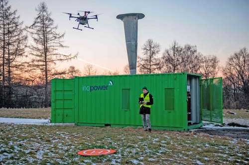 Filip Jedrzejek controla un dron que verifica el nivel de las partículas y de la contaminación en Kalwaria Zebrzydowska, antes del primer cañonazo de ondas sonoras.