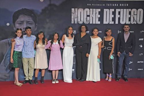 Las directora Tatiana Huezo, centro, y el elenco de la película Noche de fuego, en la alfombra roja en la residencia presidencial de Los Pinos en la Ciudad de México.