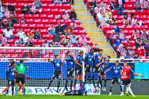 Con un golazo de tiro libre, Alexis Vega logró el empate 1-1 para los tapatíos.