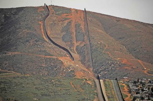 Tramo incompleto de la valla de acero en el punto fronterizo entre San Diego y Tijuana, en imagen de hace unos días.