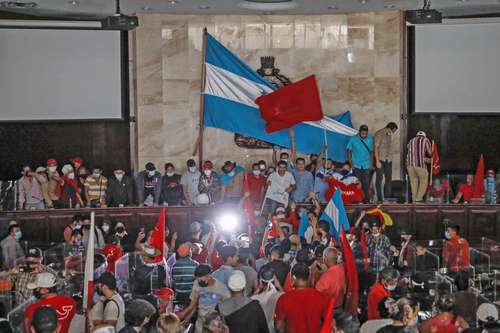 Partidarios de la mandataria electa de Honduras, Xiomara Castro, ayer en la sede del Legislativo, donde se nombró a Luis Redondo presidente del Congreso. En paralelo, en otra sede fue designado para el mismo cargo Jorge Cálix.