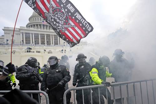 Según encuesta, 76% de estadunidenses considera que la democracia está en peligro. El tema llegó al centro del debate nacional desde el asalto al Capitolio el año pasado (en la imagen) y ante las iniciativas republicanas para suprimir el derecho al voto .