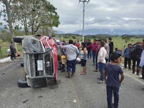 Dos personas muertas y ocho heridas fue el saldo de la volcadura de una camioneta de redilas en la carretera que conduce de la cabecera municipal de Ocosingo, Chiapas, al ejido Monte Líbano, en la Selva Lacandona. Según testigos, el conductor manejaba en estado de ebriedad y huyó tras el accidente.