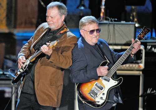 Bob Spalding, izquierda, y Wilson, derecha, durante la ceremonia de inducción de The Ventures al Salón de la Fama del Rocanrol, en Nueva York, el 10 de marzo de 2008.