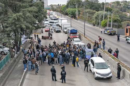 Toma de la carretera federal México-Toluca, ayer por alumnos del CIDE.