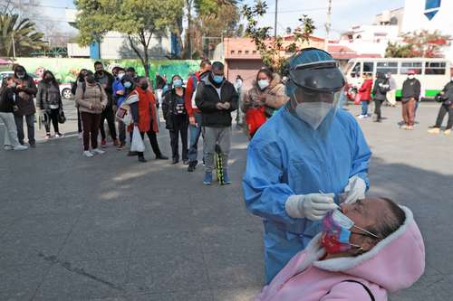  En la Ciudad de México crece el volumen de pruebas gratuitas para detectar casos de covid. Foto Alfredo Domínguez