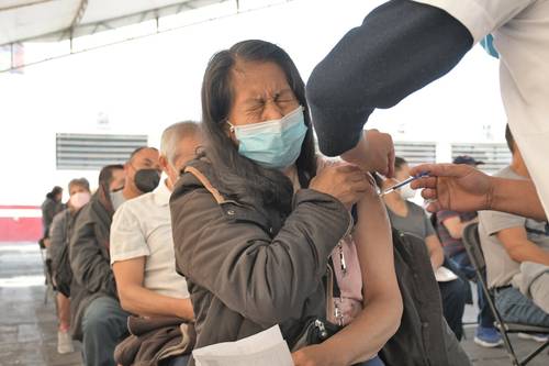 Ayer se inició la aplicación de la dosis de refuerzo de AstraZeneca contra covid-19 a personas de 50 a 59 años de edad en el municipio mexiquense de Nezahualcóyotl. Autoridades locales informaron que se vacunará a más de 120 mil habitantes.