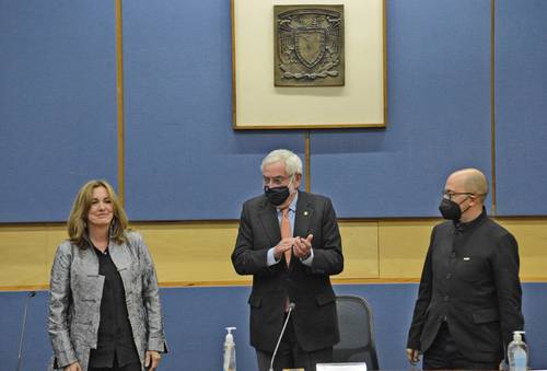 La escritora, el rector Enrique Graue y el coordinador saliente, Jorge Volpi.