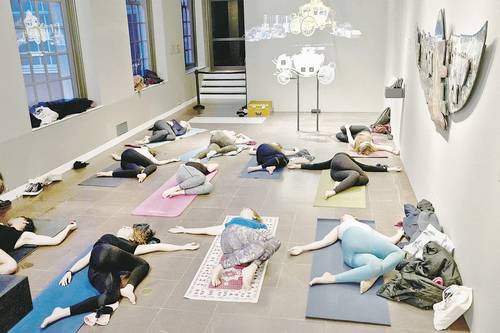 En el Museo de Ámsterdam, los visitantes pueden ver una exhibición histórica y tomar una clase de yoga.