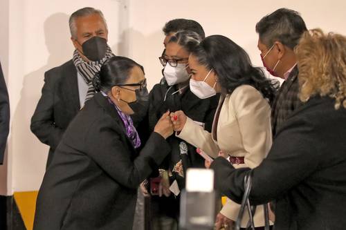 SEGUNDA REUNIÓN PLENARIA DE MORENA. Segunda reunión plenaria de los diputados de Morena en el palacio legislativo de San Lázaro; asistieron funcionarios de la Secretaría de Seguridad, encabezados por la titular, Rosa Icela Rodríguez, quien saluda a la diputada Juanita Guerra, presidenta de la Comisión de Seguridad.