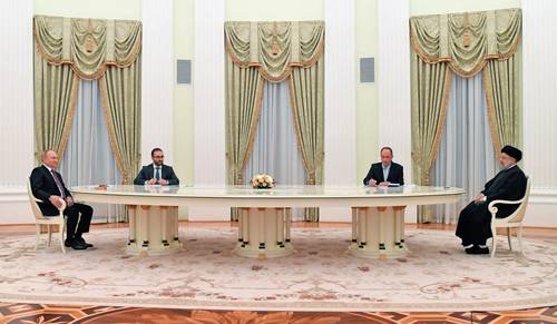 El presidente de Rusia, Vladimir Putin (izquierda), charla con su homólogo de Irán, Ebrahim Raisi (derecha), el miércoles pasado en Moscú.