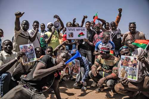 Cientos de manifestantes salieron ayer a las calles de Uagadugú, capital de Burkina Faso, para expresar su apoyo a los militares, luego del golpe de Estado perpetrado por elementos del ejército contra el presidente Roch Marc Christian Kaboré. La oficina del Alto Comisionado de Naciones Unidas para los Derechos Humanos exigió la liberación “inmediata” del mandatario y un rápido retorno al orden constitucional. El secretario general de la ONU, Antonio Guterres, emplazó a las fuerzas amotinadas a deponer las armas e iniciar un diálogo para superar la crisis. El poder en el país africano está ahora en manos del Movimiento Patriótico por la Salvaguarda y la Restauración y su líder, el teniente coronel Paul-Henri Sandaogo Damiba, comandante de la tercera región militar que abarca la zona este del país, duramente afectada por ataques de grupos yihadistas.