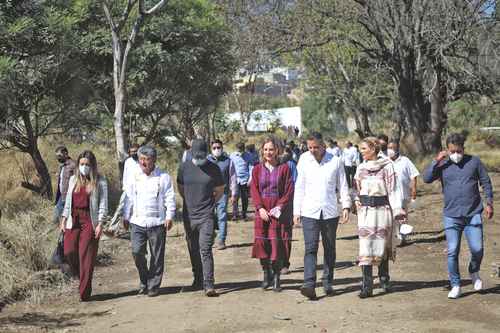 Beatriz Gutiérrez Müller, presidenta honoraria del Consejo Asesor de Memoria Histórica (al centro); el gobernador de Oaxaca, Alejandro Murat Hinojosa, y su esposa, Ivette Morán (a la derecha); el alcalde de Oaxaca, Francisco Martínez (izquierda) y el titular de la Secretaría de Desarrollo Agrario, Territorial y Urbano, Román Meyer (de playera negra), anunciaron una inversión de más de 700 millones de pesos para la construcción del nuevo Archivo Agrario Nacional.