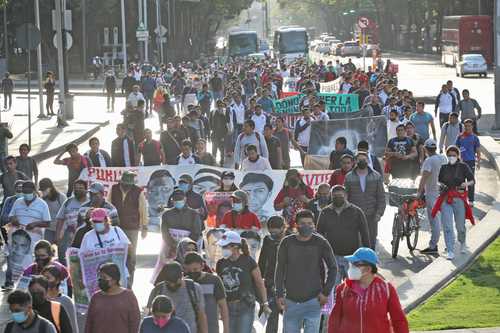 Organizaciones civiles y padres de los normalistas desaparecidos realizaron ayer su marcha mensual del Ángel de la Independencia al Hemiciclo a Juárez.