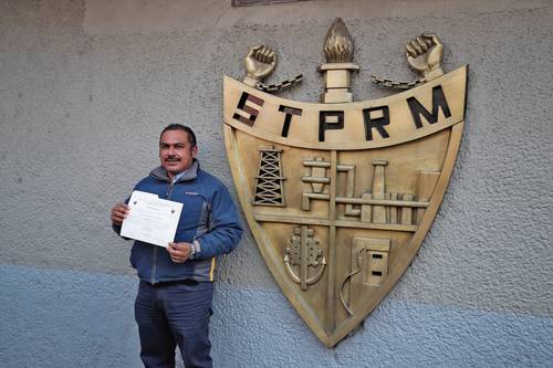 Pablo González, aspirante a la secretaría general del gremio petrolero, en instalaciones del sindicato.