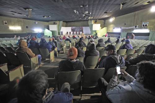 Sindicalizados en espera del resultado de la reunión de sus representantes en Gobernación.