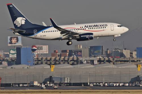 Un comité de acreedores menores de Aeroméxico se opuso ayer al plan de restructura financiera de la aerolínea, argumentando que Delta Air Lines, entre otros accionistas, se beneficia del acuerdo a costa suya. “El plan entrega indebidamente a quienes integran la empresa una parte del capital de la entidad reorganizada”, aseveró el grupo. Hoy Aeroméxico presente su caso a favor del plan ante un tribunal de bancarrotas en Nueva York.