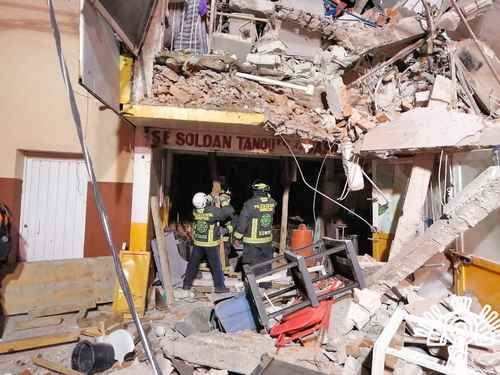 La explosión de un tanque de gas hizo colapsar un edificio ubicado en la calle 2 Poniente y diagonal Defensores de la República, en la capital de Puebla. Al cierre de esta edición brigadistas de Protección Civil seguían buscando a tres personas.