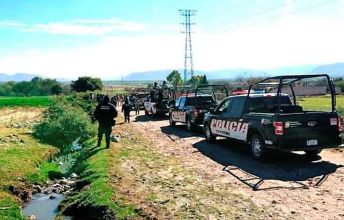 Unos 70 campesinos, armados con piedras y palos, amedrentaron y retuvieron a trabajadores de Petróleos Mexicanos que intentaban cerrar una toma clandestina en un ducto ubicado en un camino de terracería cerca de la comunidad de Ulapa, municipio de Tepepango, a unos ocho kilómetros de Tlahuelilpan, Hidalgo. Los agresores argumentaron que los trabajadores de la empresa dañaron sus cultivos y por ello exigieron dinero para liberarlos. Los empleados tuvieron que ser rescatados por agentes de la Guardia Nacional.