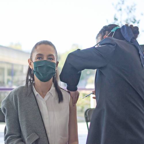 La jefa de Gobierno de la Ciudad de México, Claudia Sheinbaum Pardo, recibió ayer su tercera dosis contra el covid-19 en la sede del Instituto Nacional de Medicina Genómica, donde señaló que la mejor protección ante el virus es la vacunación oportuna, por lo que llamó a la población a acudir a alguna de las 10 sedes habilitadas cuando corresponda a su grupo de edad.