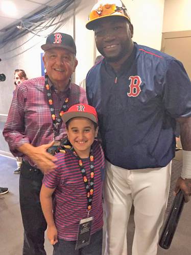 Al enterarse de que el pelotero dominicano David Ortiz, cuyo bateo contribuyó a obtener tres cetros de la Serie Mundial a Medias Rojas de Boston, fue aceptado ayer en el Salón de la Fama, el presidente Andrés Manuel López Obrador publicó en sus redes sociales un mensaje de felicitación. El tabasqueño escribió un tuit acompañado de una fotografía con el jugador y su hijo menor, Jesús Ernesto: “Felicidades a David Ortiz, Big Papi, quien fue elegido para formar parte del Salón de la Fama de las Grandes Ligas del beisbol. La foto es del Juego de Estrellas en San Diego en 2016. Ese año se retiró bateando 315 de porcentaje; un auténtico caballo”.