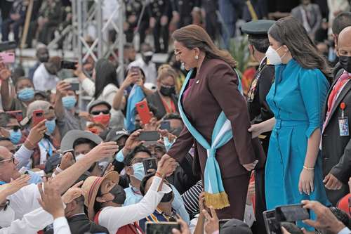 Xiomara Castro, quien juró ayer como primera presidenta de Honduras, saluda a simpatizantes en el Estadio Nacional de Tegucigalpa.