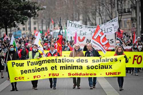 Decenas de miles de trabajadores del sector privado, funcionarios, jubilados y estudiantes se manifestaron ayer en Francia para exigir mejores salarios ante la pérdida de poder adquisitivo. Varios sindicatos convocaron a unas 170 concentraciones en todo el país, en las que participaron más de 150 mil personas, de acuerdo con organizadores. La inflación registró en 2021 su mayor nivel anual desde 2018, impulsada por los precios de la energía y el gas, indicó este mes la oficina francesa de estadística Insee. El clima de protesta aumenta cuando faltan unos meses para los comicios presidenciales. La imagen, en Nantes.