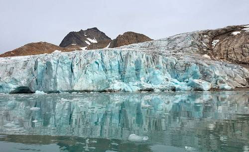 Los glaciares de la isla que desembocan en el océano, como Apusiaajik, sobre estas líneas, corren mayor riesgo de pérdida rápida de hielo de lo que se creía.