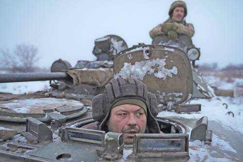 Mientras persisten los esfuerzos por evitar una guerra entre Rusia y Ucrania, soldados de la ex república soviética patrullan la línea fronteriza.