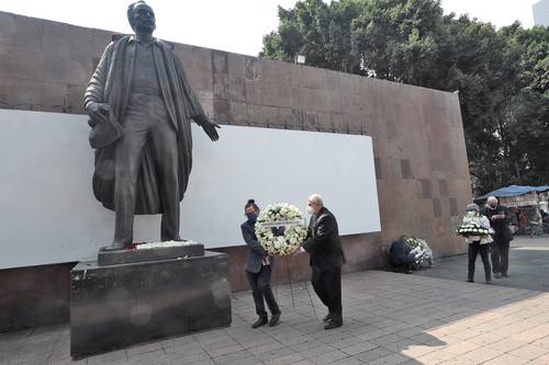 Ayer se rindió homenaje al ideólogo de la revolución cubana en el Centro Cultural José Martí, con la presencia del embajador Marcos Rodríguez Costa (derecha), y Xavier Aguirre Palacios, director de Vinculación Cultural Comunitaria de la SC.