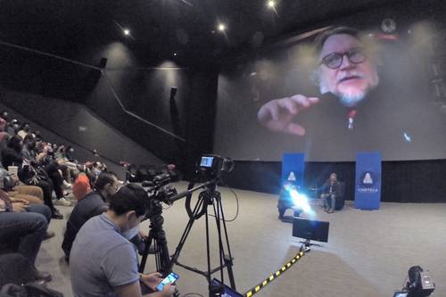 El director Guillermo del Toro sostuvo una videocharla con el caricaturista Trino luego de la proyección de su nueva cinta en la cineteca del Centro Cultural Universitario de la UdeG.