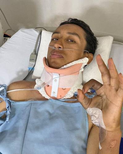 El ciclista colombiano Egan Bernal, campeón del Tour de Francia 2019, dijo en redes sociales que tuvo “95% de probabilidades de quedar parapléjico y casi perder la vida” por el accidente que sufrió el pasado lunes al impactarse con un autobús cuando entrenaba en Bogotá. Agradeció los mensajes de apoyo que recibió y a los médicos. “Sigo en la UCI a la espera de más cirugías, pero confiando en Dios todo va a salir bien”, agregó. Ni el equipo Ineos Grenadiers ni la clínica han revelado detalles sobre cuánto durará la recuperación del pedalista de 25 años. Ayer, Brandon Rivera, otro de sus compañeros, también padeció un percance y se encuentra hospitalizado en la misma clínica donde está Bernal.