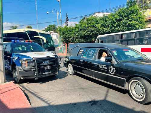 Patrullas y policías custodia-ron la carroza en la que se tras-ladó el cuerpo de la activista Ana Luisa Garduño, asesinada la madrugada del viernes en un bar de su propiedad en Temixco.