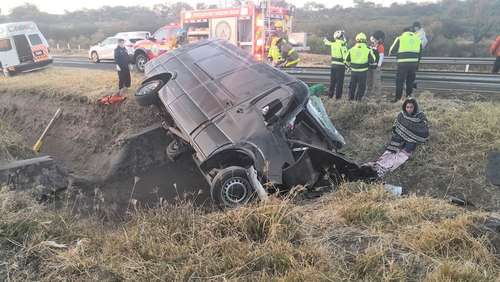 Personal de la Unidad de Protección Civil y Bomberos del estado de Jalisco arribó a la zona del accidente de una furgoneta que trasladaba peregrinos del estado de México rumbo al santuario de la Virgen de San Juan de los Lagos.