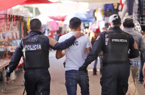 Policías municipales de Ecatepec, estado de México, sancionaron con ocho horas de arresto a dos personas por negarse a usar cubrebocas mientras transitaban por calles de la colonia Bulevares Impala. El primer detenido fue exhortado a portar la mascarilla, y obedeció, pero al avanzar un par de cuadras se la quitó. El segundo insultó a los oficiales que le pidieron usar la protección, que es obligatoria en esa localidad.