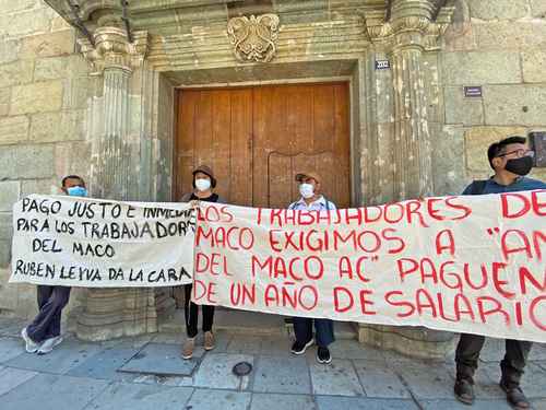 Ex trabajadores mantienen una protesta frente al MACO, en la ciudad de Oaxaca.