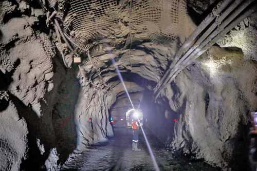 Es política de la actual administración no otor-gar más concesiones mineras, lo que si bien es una decisión correcta, no resulta suficiente para proteger los intereses del país ni a los dueños de esa riqueza: los mexicanos, despojados por el régimen neoliberal.