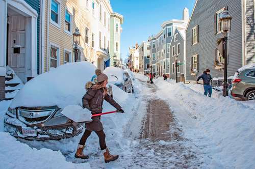 Residentes de Boston retiraron ayer la nieve de la entrada de sus casas tras la tormenta que cayó el sábado.