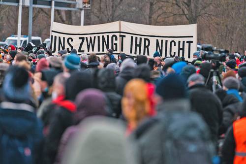 Miles de personas salieron ayer a las calles en la ciudad alemana de Núremberg para protestar por las medidas contra el covid-19.
