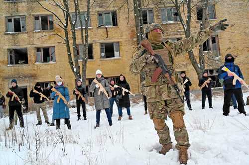 Un instructor militar enseña a civiles que sostienen réplicas de madera de rifles Kalashnikov, durante un entrenamiento ayer en una fábrica abandonada en Kiev, capital de Ucrania. A medida que crecen los temores de una posible invasión rusa, Washington suena de nuevo los tambores bélicos a ritmo nostálgico de tiempos de la guerra fría con letra ya conocida sobre la grave amenaza de Rusia a la paz estadunidense.